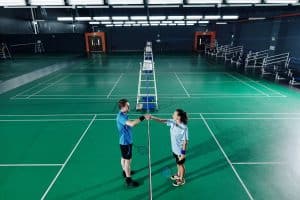 joueurs badminton qui se serent la main